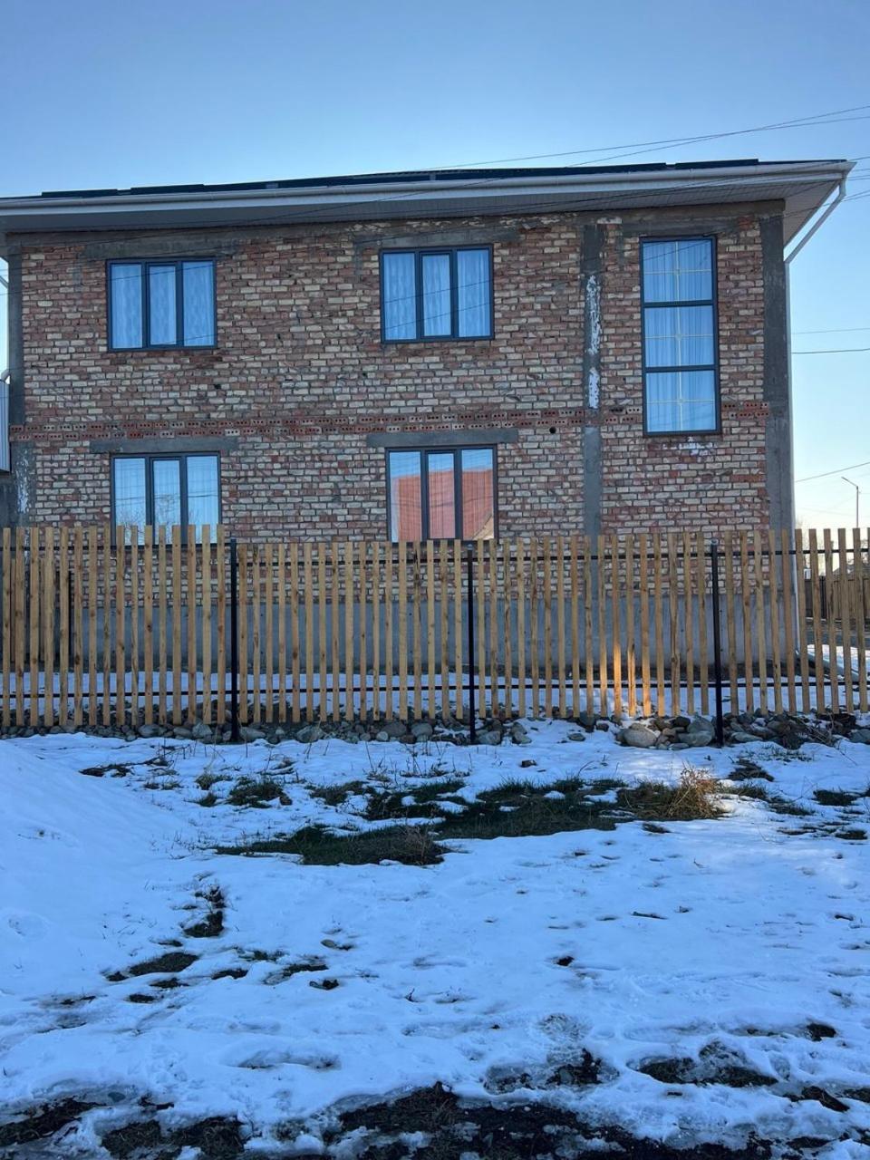 Maral Guesthouse Karakol Exteriör bild